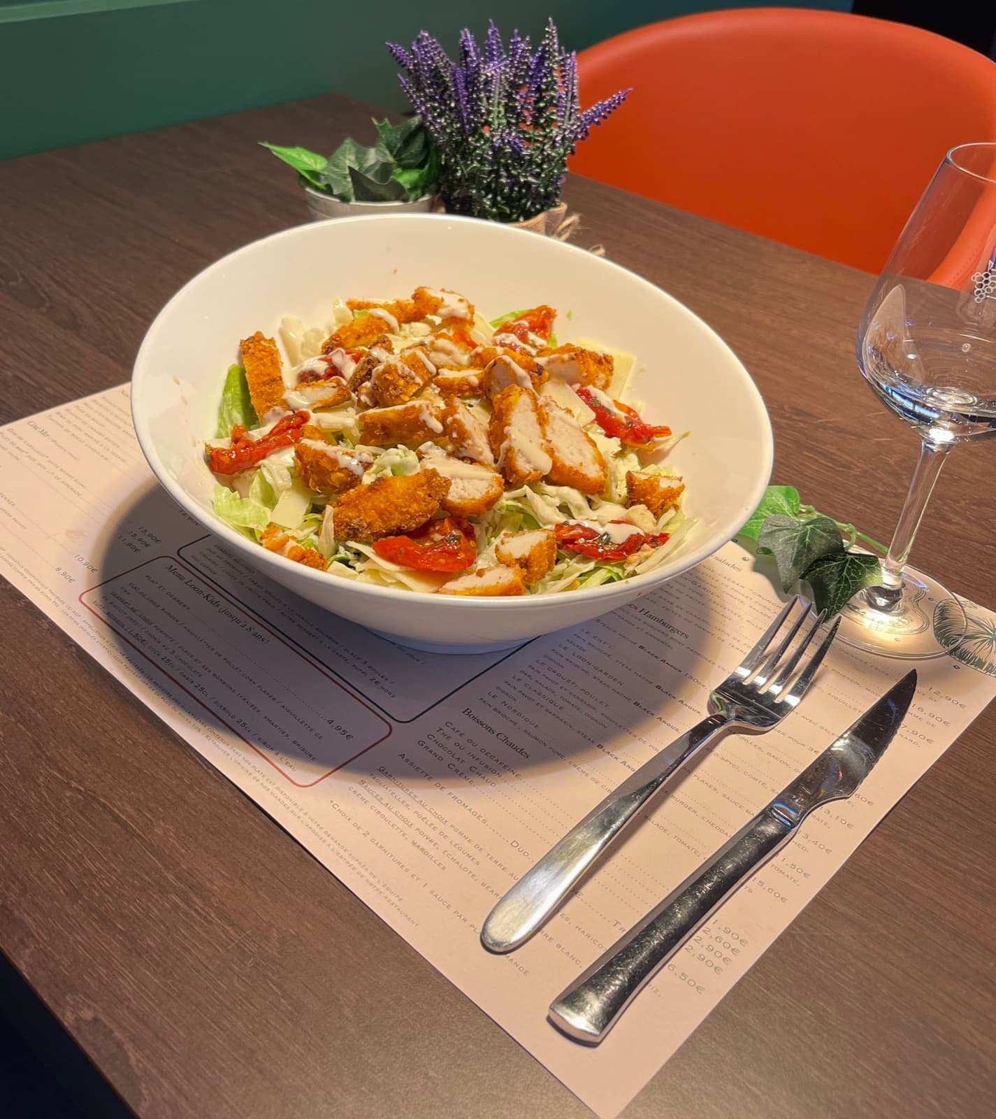 Large salad with crispy chicken and confit tomatoes
